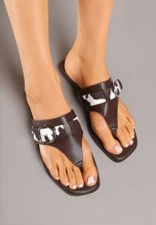 Brązowe Klapki z Ozdobną Klamerką i Wstawkami Animal Print Savicelle. Brązowe klapki damskie Renee, z aplikacjami, bez obcasa, na płaskiej podeszwie, bez zapięcia. Za 44.99 zł.