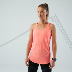 Koszulka do biegania bez rękawów damska Kiprun Run 500 Comfort. Czarne koszulki damskie KIPRUN, m, bez wzorów, z materiału, bez kołnierzyka, bez ramiączek. Za 59.99 zł.