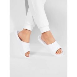 Japonki Nike Victori One, Kobiety. Białe klapki damskie Nike, bez wzorów, z gumy, bez obcasa, bez zapięcia. Za 261.00 zł.