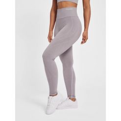 Legginsy damskie Hummel MT Flow. Fioletowe legginsy damskie Hummel, m, bez wzorów, z dzianiny. W wyprzedaży za 226.50 zł.