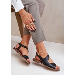 Lewski Shoes Skórzane Sandały Na Sprzączkę Z Tłoczeniem Lewski 3041 Czarne. Czarne sandały damskie bez wzorów, ze skóry, bez obcasa, bez zapięcia. Za 418.45 zł.