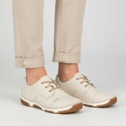 Półbuty damskie Rieker, niska klasyczna forma z wiązaniem elastyczna podeszwa zapewniająca komfort chodzenia, białe, 55920-80. Białe półbuty damskie Rieker, bez wzorów, bez obcasa, na płaskiej podeszwie, bez zapięcia. Za 319.00 zł.