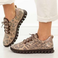 Złote skórzane Polskie półbuty damskie Aga 2372. Żółte półbuty damskie AGA, na jesień, bez wzorów, z jeansu, z okrągłym noskiem, bez obcasa, bez zapięcia. Za 469.00 zł.