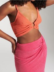 Prążkowana koszulka z połyskiem i pierścieniem na dekolcie - pomarańczowy. Brązowe koszulki damskie Sinsay, l, bez wzorów, prążkowane, bez kołnierzyka, bez ramiączek. Za 25.99 zł.