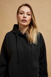 Bluza z kapturem czarna. Czarne bluzy damskie MOODO, l, bez wzorów, z elastanu, z kapturem. W wyprzedaży za 69.99 zł.
