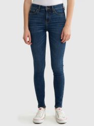 Jeansy damskie z wysokim stanem niebieskie Lorena High Waist 364. Niebieskie jeansy damskie Big Star, bez wzorów, z jeansu. W wyprzedaży za 299.99 zł.