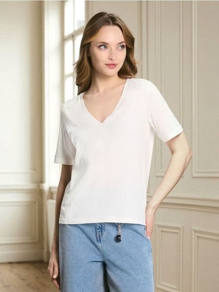 Bawełniana koszulka z dekoltem V - kremowy. Białe koszulki damskie Sinsay, l, bez wzorów, z bawełny, bez kołnierzyka, bez ramiączek. Za 12.99 zł.