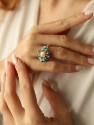 Pierres delicates Pozłacany pierścionek z perłą i turkusami rozmiar: onesize. Białe pierścionki damskie Pierres delicates, z perłą, pozłacane. Za 39.99 zł.