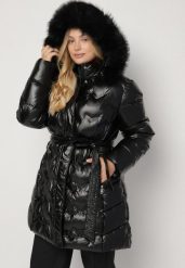 Czarna Pikowana Kurtka z Kapturem z Futrem i Wiązanym Paskiem Zenilka. Czarne kurtki damskie Born2be, plus size, bez wzorów, z dzianiny, z kapturem. Za 229.99 zł.