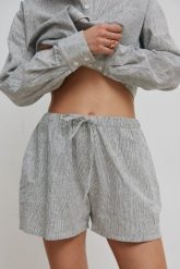 Krótkie spodenki z lnu i bawełny w paski BLACK & WHITE - BARRO -L. Białe szorty damskie Marsala, bez wzorów, z bawełny. W wyprzedaży za 75.96 zł.