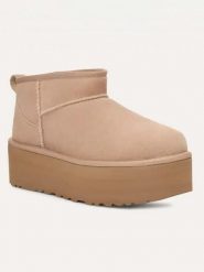 UGG Botki "Classic Ultra Mini Platform" w kolorze beżowym rozmiar: 37. Brązowe botki damskie Ugg, z wełny, bez obcasa, na platformie, bez zapięcia. Za 682.45 zł.