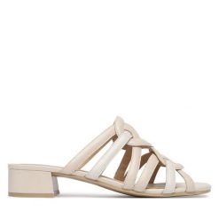 Klapki Caprice. Brązowe klapki damskie Caprice, bez wzorów, bez obcasa, bez zapięcia. Za 299.99 zł.