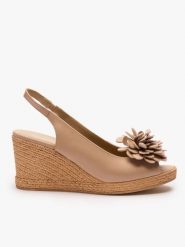 Beżowe sandały na koturnie z kwiatem. Brązowe sandały damskie Ryłko, bez wzorów, ze skóry, z okrągłym noskiem, bez obcasa, na koturnie, bez zapięcia. Za 399.99 zł.