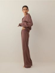 Dwuczęściowa piżama z wiskozy - ciemnobrązowy. Brązowe piżamy damskie Reserved, bez wzorów, z wiskozy, bez ramiączek. Za 159.99 zł.