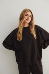 Bluza damska o kroju regular fit w kolorze DARK CHOCOLATE - MANLY-UNI. Czarne bluzy damskie Marsala, uniwersalny, bez wzorów, z bawełny, bez kaptura. Za 319.90 zł.