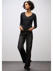 Street One Koszulka w kolorze czarnym rozmiar: 44. Czarne koszulki damskie Street One, bez wzorów, bez kołnierzyka, bez ramiączek. Za 82.83 zł.