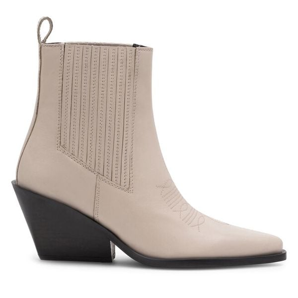 Botki Badura. Białe botki damskie Badura, bez obcasa, na słupku, bez zapięcia. Za 399.99 zł.