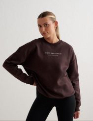 Damska bluza dresowa czesana, luźny krój Serif kakaowy brąz. Brązowe bluzy damskie Aim'n, xs, bez wzorów, z bawełny, bez kaptura. Za 339.00 zł.