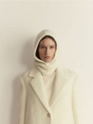 Komin z kapturem - złamana biel. Kominy damskie Reserved, bez wzorów. W wyprzedaży za 89.99 zł.