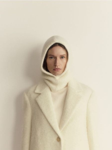 Komin z kapturem - złamana biel. Kominy damskie Reserved, bez wzorów. W wyprzedaży za 89.99 zł.