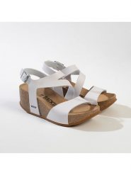 BACKSUN Sandały "Bolzano" w kolorze białym na koturnie rozmiar: 38. Białe sandały damskie Backsun, bez wzorów, z materiału, z otwartym noskiem, bez obcasa, na koturnie, bez zapięcia. Za 173.99 zł.