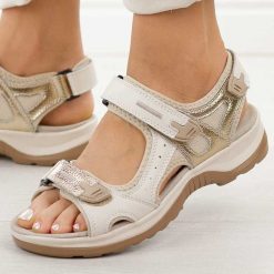 Beżowe skórzane sandały damskie T.Sokolski L26-624. Brązowe obuwie sportowe damskie Sokolski, bez wzorów, z jeansu, bez obcasa, na płaskiej podeszwie, bez zapięcia. Za 199.00 zł.