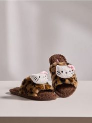 Otwarte kapcie z naszywką Hello Kitty - brązowy. Brązowe kapcie damskie Sinsay. Za 29.99 zł.