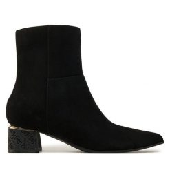Botki Guess. Czarne botki damskie Guess, bez obcasa, na słupku, bez zapięcia. Za 789.99 zł.