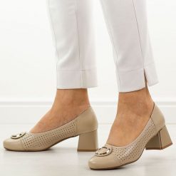 Beżowe ażurowe czółenka damskie na obcasie M.Daszyński Sa281-5. Brązowe czółenka damskie M.Daszyński, z aplikacjami, z materiału, z okrągłym noskiem, bez obcasa, na obcasie. Za 189.00 zł.