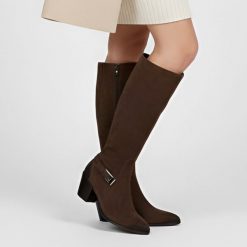 Kozaki damskie Armodo, wysoka cholewka zamszowa i zapinane na suwak na stabilnym klocku, czekoladowe, 70156-W. Brązowe kozaki damskie Armodo, na jesień, z zamszu, przed kolano, bez obcasa, na obcasie, bez zapięcia. Za 433.99 zł.