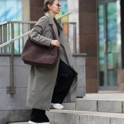 Shopperka skórzana Solier FL39 Maya czekoladowa. Brązowe torebki klasyczne damskie Solier, z jeansu, na ramię, zamszowe, bez dodatków. Za 399.00 zł.