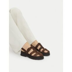Sandały Beverly Hills Polo Club. Brązowe sandały damskie Beverly Hills Polo Club, bez wzorów, bez obcasa, na płaskiej podeszwie, bez zapięcia. Za 279.99 zł.