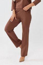 Karmelowe spodnie Florina - prosta nogawka i kieszenie po bokach PLUS SIZE XXL OVERSIZE JESIEŃ. Spodnie materiałowe damskie Moda Size Plus Iwanek, bez wzorów, z nylonu, krótkie. Za 189.90 zł.