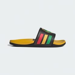 Klapki adilette Comfort 2.0 Jamajka. Białe klapki damskie Adidas, bez wzorów, bez obcasa, bez zapięcia. Za 219.00 zł.