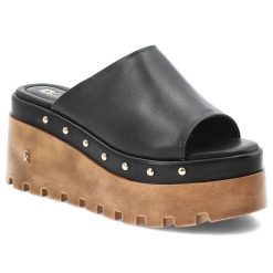 Klapki damskie Carinii, skórzane na wysokiej platformie z dżetami, czarne, B10048. Czarne klapki damskie Carinii, bez wzorów, bez obcasa, na platformie, bez zapięcia. Za 429.00 zł.