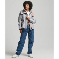 Kurtka przeciwdeszczowa damska z kapturem Superdry Mountain. Szare kurtki damskie Superdry, s, z aplikacjami, z bawełny, z kapturem. Za 417.25 zł.