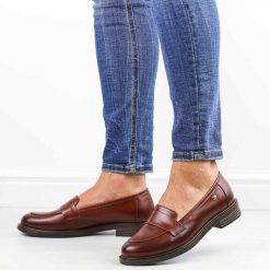 Brązowe skórzane Polskie mokasyny damskie Deoni D610. Brązowe mokasyny damskie Deoni, na jesień, ze skóry, z okrągłym noskiem, bez obcasa. Za 419.00 zł.