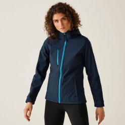 Damska 3-warstwowa kurtka softshell z kapturem Venturer z nadrukiem. Niebieskie kurtki damskie Regatta, na zimę, bez wzorów, z softshellu, z kapturem. Za 269.99 zł.