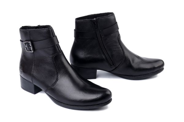 RIEKER 78664-00 black, botki damskie. Czarne botki damskie Rieker, bez obcasa, na obcasie, bez zapięcia. Za 311.92 zł.