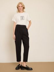 BGN Spodnie w kolorze czarnym rozmiar: 34. Czarne spodnie materiałowe damskie BGN, bez wzorów, z materiału. Za 121.99 zł.