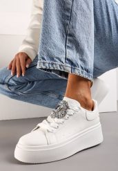 Białe Sneakersy na Grubej Podeszwie z Ozdobną Aplikacją Kamienia Danthia. Białe obuwie sportowe damskie Renee, z jeansu, bez zapięcia. Za 79.99 zł.