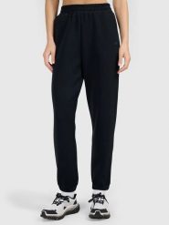 4F Spodnie dresowe w kolorze czarnym rozmiar: XL. Czarne spodnie dresowe damskie 4F, xl, bez wzorów, z dresówki. Za 159.95 zł.