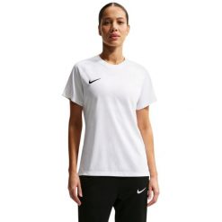 Koszulka damska Nike Dri-Fit Park VIII. Białe bluzki damskie Nike, bez wzorów, z poliesteru, sportowe, bez kołnierzyka, bez ramiączek. Za 66.99 zł.