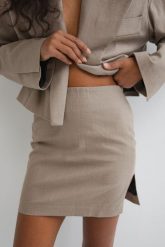 Mini spódniczka z lnem w kolorze CAPPUCCINO- SOFIA-XS. Brązowe spódnice damskie Marsala, s, bez wzorów, z bawełny, klasyczne, mini. W wyprzedaży za 37.48 zł.