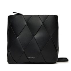Torebka Calvin Klein. Czarne listonoszki damskie Calvin Klein, bez wzorów, bez dodatków. Za 329.99 zł.