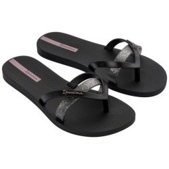 Japonki Ipanema Kirei Chic 83673 BB745 czarne. Czarne klapki damskie bez wzorów, z materiału, bez obcasa, bez zapięcia. Za 154.29 zł.
