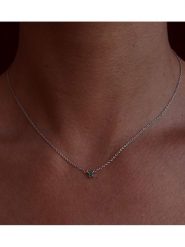 Les Petites Précieuses Srebrny naszyjnik ze szmaragdem - dł. 40 cm rozmiar: onesize. Szare naszyjniki damskie Les Petites Précieuses, z szmaragdem, srebrne. Za 131.12 zł.