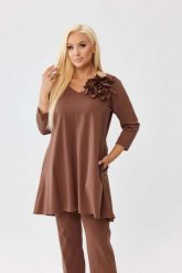 Asymetryczna karmelowa tunika Florina z wydłużonym tyłem i odpinanym kwiatem PLUS SIZE XXL OVERSIZE JESIEŃ. Tuniki damskie Moda Size Plus Iwanek, do pracy, na jesień, l, bez wzorów, z nylonu, biznesowe, z asymetrycznym kołnierzem, bez ramiączek. Za 229.90 zł.