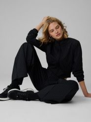 4F Bluza dresowa relaxed bez kaptura damska - czarna S. Czarne kardigany damskie 4F, s, bez wzorów, z dresówki. Za 199.99 zł.