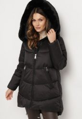 Czarna Pikowana Kurtka z Kapturem Dłuższym Tyłem i Szerokim Futrzanym Kołnierzem Derinna. Czarne kurtki damskie Born2be, l, bez wzorów, z futra, z kapturem. Za 169.99 zł.